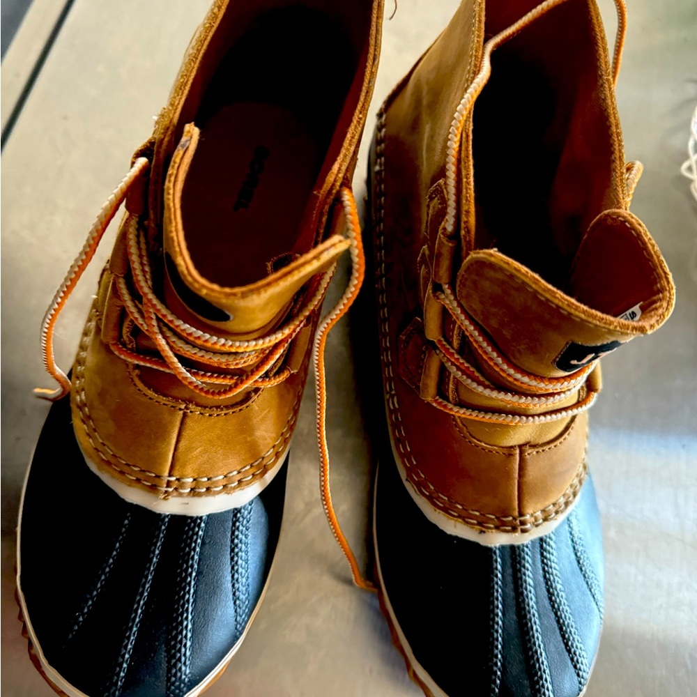 Sorel women’s tan black out and about NL2133-286 lace up ankle rain boots Size 8